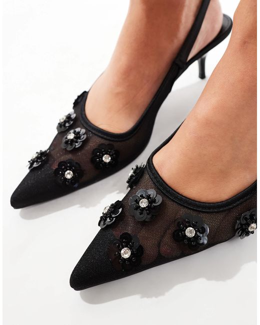 Kyle - chaussures pointues à petit talon et bride arrière avec ornements fleuris en relief - noir Public Desire en coloris White