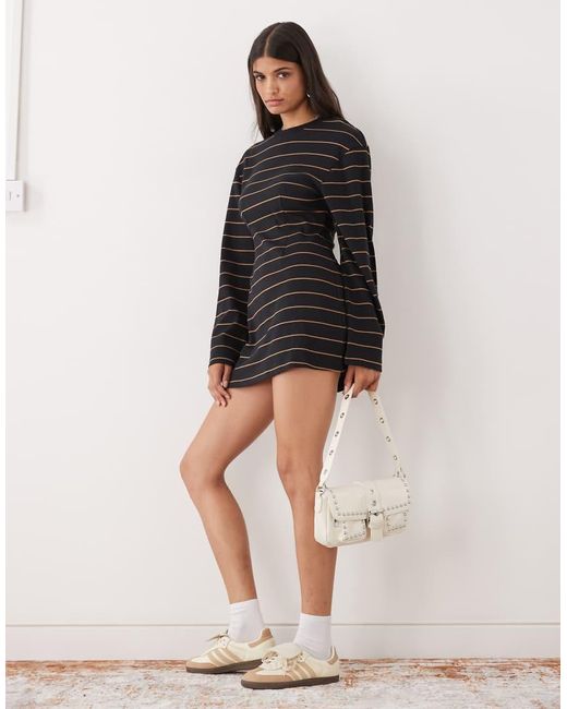 Vestido Corto A Rayas Estilo Camiseta De Manga Larga Con Cintura Entallada De Monki de color Black
