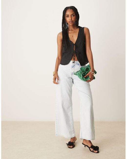 Top Con Lazada En La Cintura Y Bordado Inglés Floral Kayve De Motel de color Black
