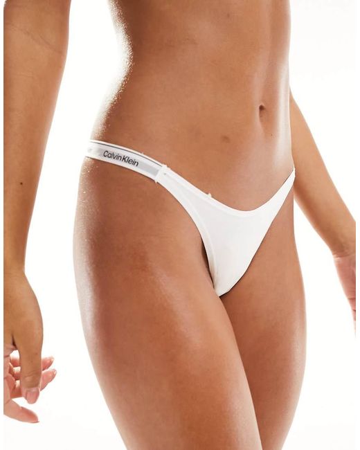 Calvin Klein String Met Lage Voorkant En Modern Logo in het Brown