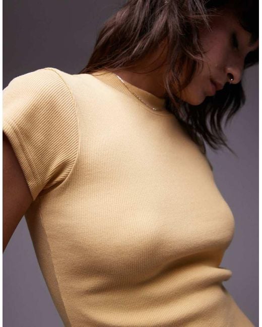 T-Shirt Aderente Color Latticello A Coste Con Fondo Arrotondato di TOPSHOP in Yellow