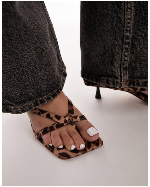 TOPSHOP Black – issy – riemchen-sandaletten mit zehensteg und leopardenmuster