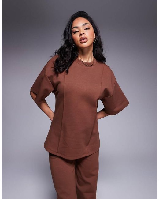 T-Shirt Squadrata Ristretta Oversize di ASOS in Brown