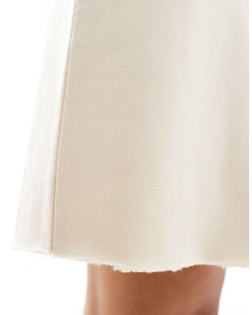 Pantaloncini taglio lungo color crema con fondo grezzo di ASOS in White
