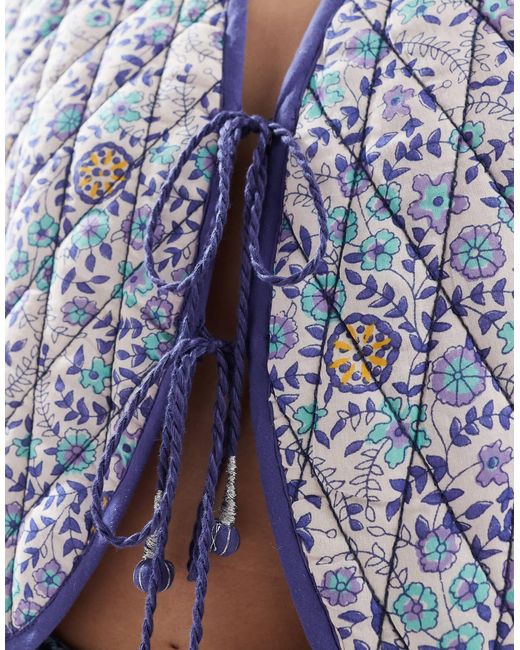 Veste sans manches matelassée avec imprimé fleuri et liens noués à l'avant ASOS en coloris Blue