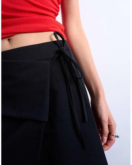 Minigonna Sartoriale Nera A Portafoglio di TOPSHOP in Red