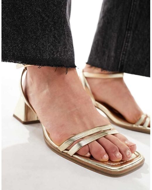 Sandalias Doradas De Tacón Medio De Bloque Honeydew De Asos Design Wide Fit de color Black