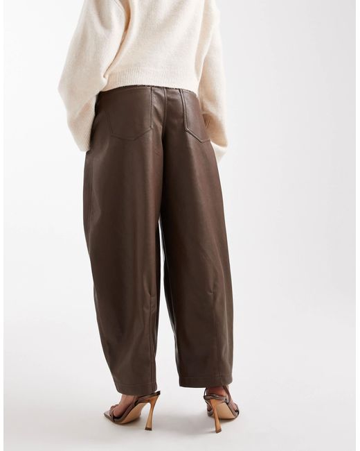 Petite - pantalon large en imitation cuir à surpiqûres - marron ASOS en coloris Brown