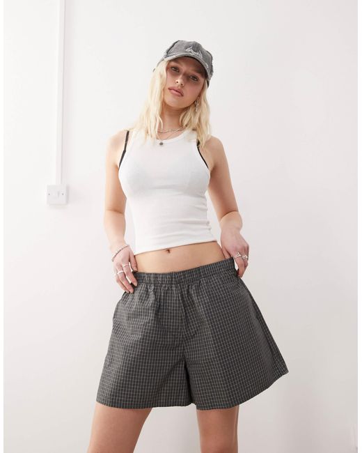 Weekday White – karierte shorts mit lockerem schnitt