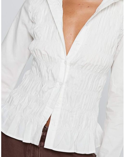 Camisa Blanca De Manga Larga Y Estilo Años 90 Con Cuerpo Fruncido De Tejido Rico En Algodón Cultivate De Princess Polly de color Gray