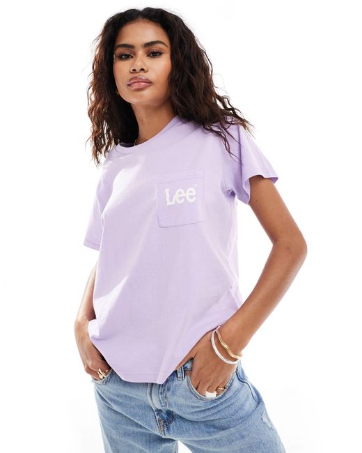 T-shirt lilla con logo sulla tasca di Lee Jeans in Purple