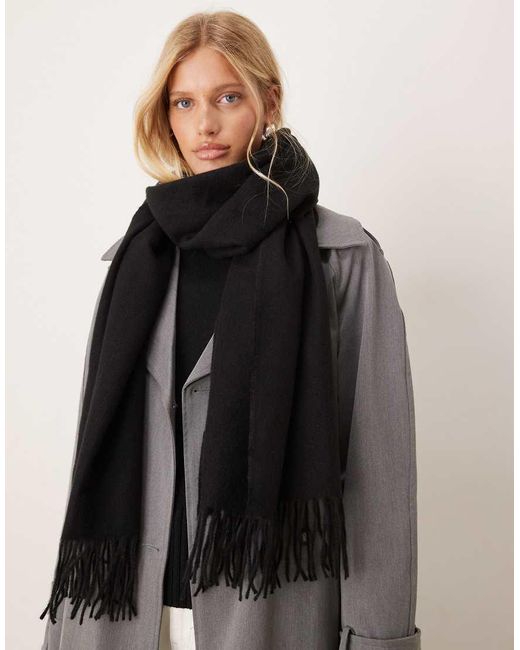 Bufanda Negra Con Flecos De Tejido Muy Suave De ASOS de color Black