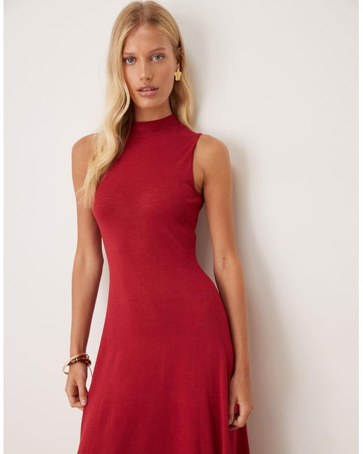 Robe mi-longue en maille compacte avec encolure montante et ourlet plissé - cerise Mango en coloris Red