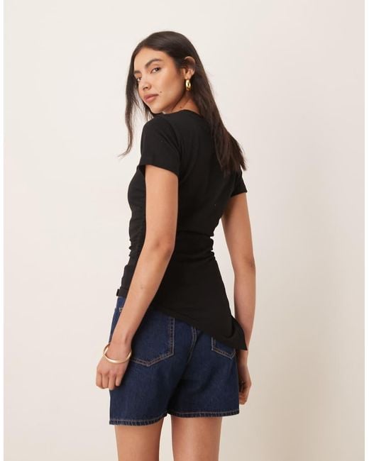 Camiseta Negra Asimétrica Con Lateral Fruncido De ASOS de color Black