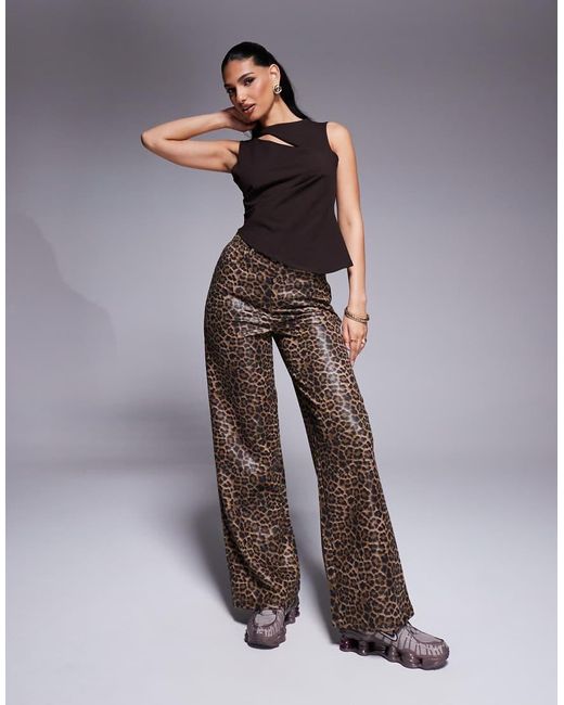 Top Color Cioccolato Strutturato Con Cut-Out E Orlo Asimmetrico di ASOS in Black