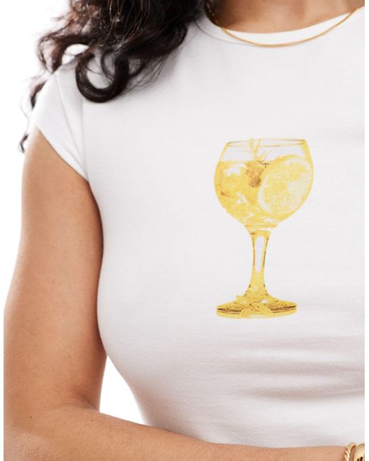 T-shirt corta avorio con stampa di limoncello di ASOS in White