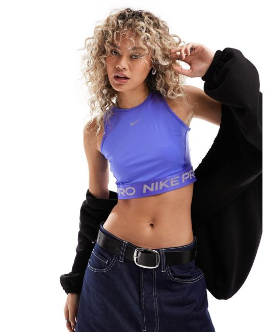 Nike - pro training - débardeur court en tissu dri-fit brillant - joie Nike en coloris Blue