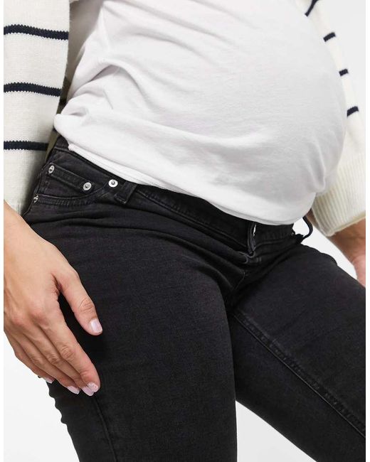 Vaqueros De Corte Pitillo Con Lavado Negro Y Banda Por Encima Del Vientre Ultimate De Asos Design Maternity ASOS de color White