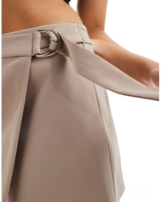 Minigonna pantalone a portafoglio beige con fibbia di Pimkie in Brown