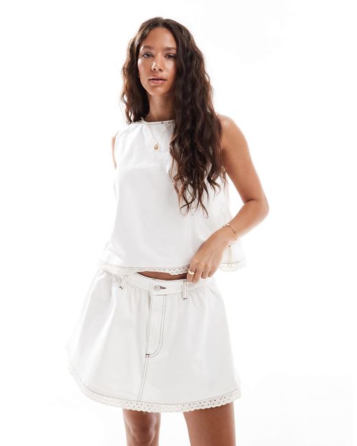 Mini-jupe ultra courte en jean avec fronces et bord en broderie anglaise - écru ASOS en coloris White