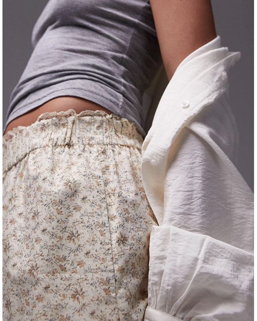 TOPSHOP Gray – pull-on-shorts mit mehrfarbigem blumenprint und spitzenbesatz, kombiteil