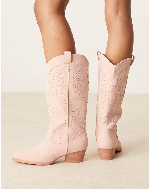 Stivali Al Ginocchio Western Crema Con Borchie di Glamorous in Pink