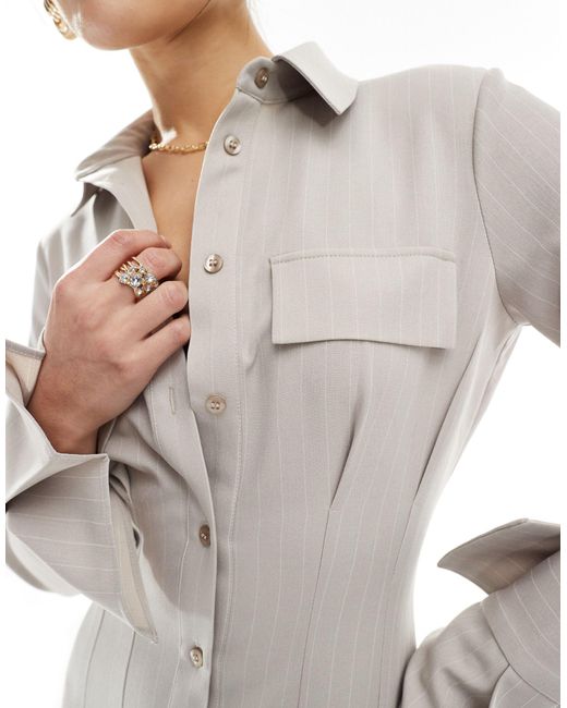 Vestito camicia corto con polsini oversize color pietra di ASOS in White