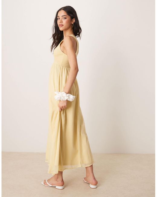 Robe mi-longue avec buste à petites côtes et jupe en mousseline ASOS en coloris Natural