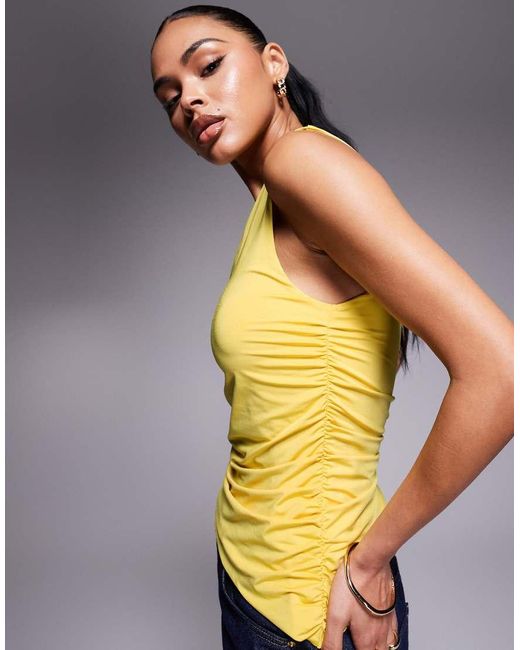 ASOS Top Van Gladde Stof Met Blote Schouder, Gerimpelde Zijkant En Asymmetrische Zoom Met Dubbel Bandje in het Yellow