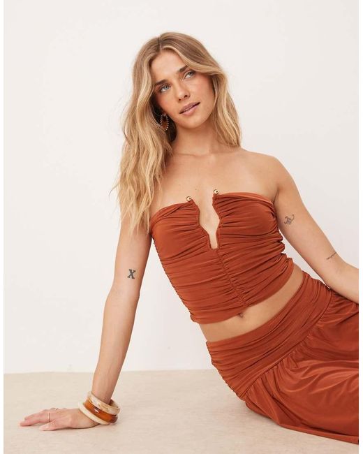 Top Con Escote Palabra De Honor, Abertura Fruncida Y Detalle Rígido Dorado De (Parte De Un Conjunto) ASOS de color Orange