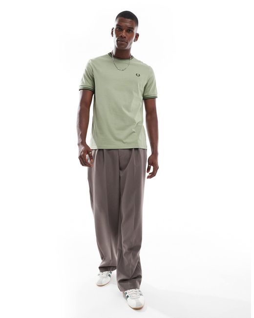 Fred Perry – es t-shirt mit doppelten zierstreifen in Green für Herren