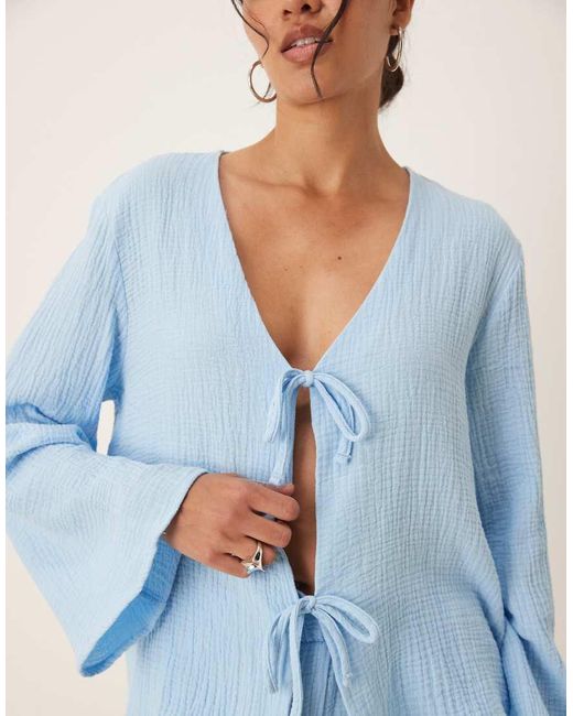 Camisa Azul Empolvado Con Lazada Delantera De Bambula De (Parte De Un Conjunto) Jdy de color Blue