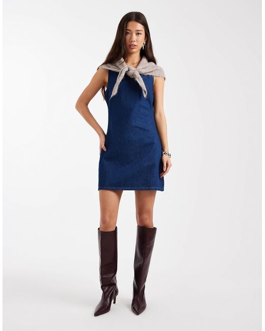 Robe courte en jean à col montant en v - délavage brut ASOS en coloris Blue