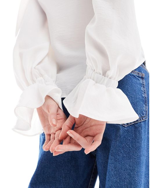 Camicia morbida avorio con maniche voluminose e volant sui polsini di ASOS in White