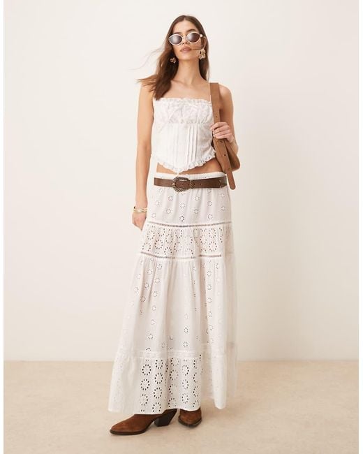 Top Corsetero De Estilo Mesonera Con Detalle De Copas En El Pecho Y Bordado Inglés De ASOS de color Natural