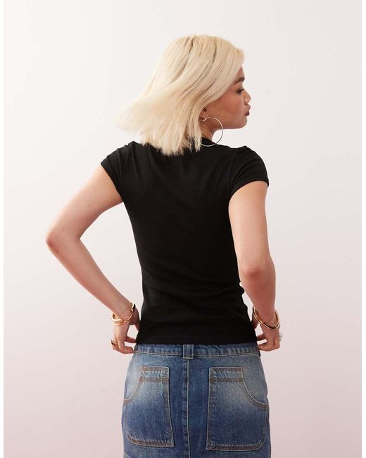 Weekday Aansluitend Geribbeld T-Shirt in het Black