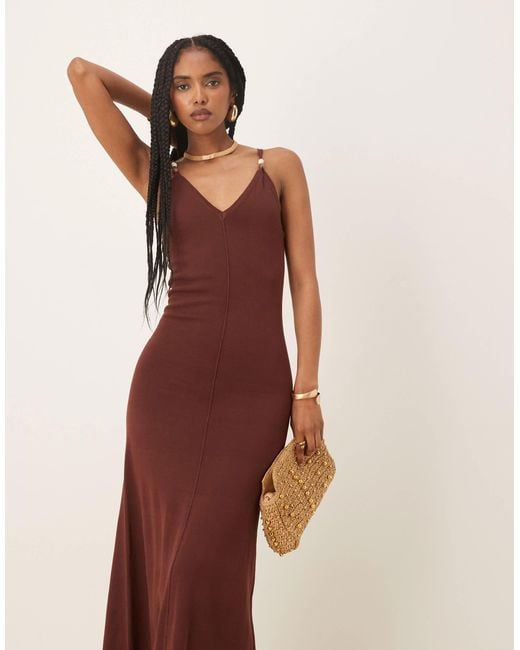 Connie - robe longue en maille à décolleté en v et perles Pretty Lavish en coloris Purple