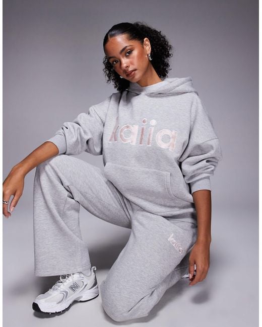 Sweat à capuche d'ensemble oversize en coton majoritaire avec logo brodé - clair et rose Kaiia en coloris Gray