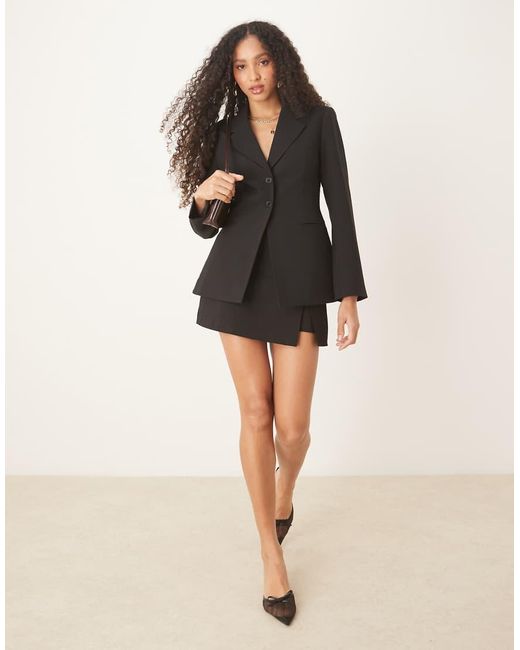Gina Tricot Aansluitende Blazer Met Opvallende Schouder in het Natural
