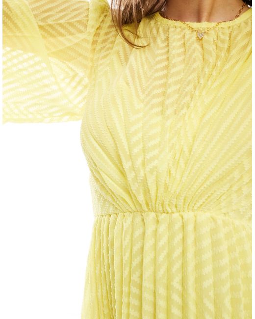 Robe courte en mousseline plissée à chevrons, manches évasées et liens au dos - citron ASOS en coloris Yellow