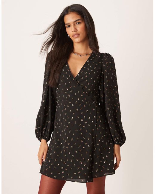 Glamorous Black – minikleid mit puffärmeln im stil der 70er, v-ausschnitt und mehrfarbigem blumenmuster