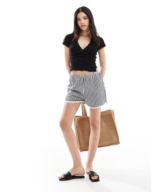 Top Traforato A Portafoglio Nero di Miss Selfridge in Black