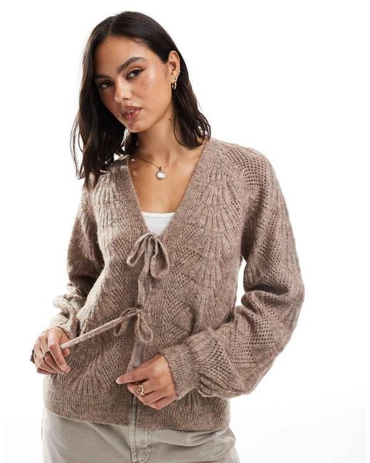 Cárdigan Color Topo Desértico Con Lazada Delantera De Punto De -Beis Neutro Object de color Brown