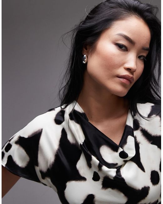 Robe courte froncée sur les côtés à épaules prolongées et imprimé fleuri - noir et blanc TOPSHOP en coloris Multicolor