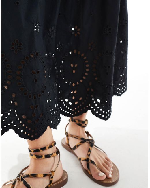 Robe côtelée mi-longue avec broderies et col nageur New Look en coloris Black