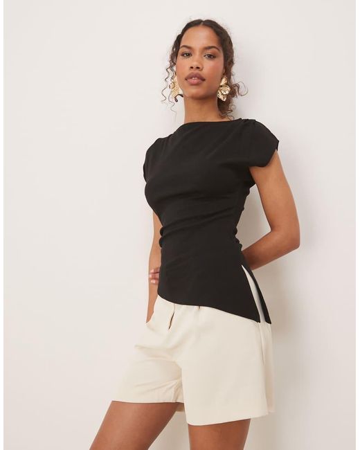 Top A Maniche Corte Taglio Lungo Asimmetrico di Gina Tricot in Black