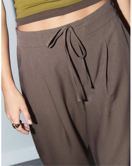 Stradivarius Nette Broek Met Figuurnaden En Trekkoord in het Brown