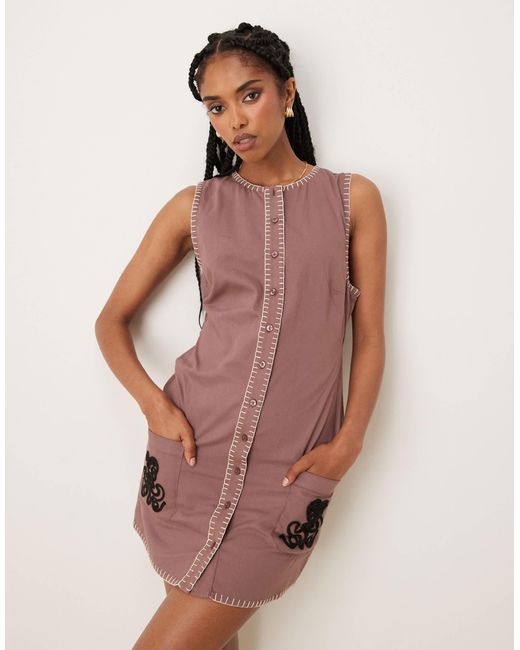 Robe courte brodée style gilet ASOS en coloris Brown