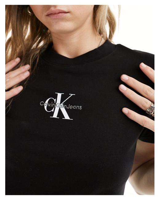 Camiseta negra con diseño encogido y logo Calvin Klein de color Black