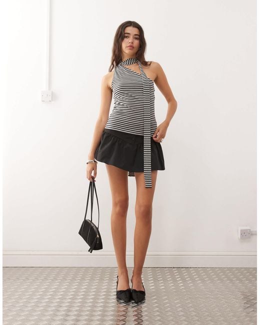Exclusivité asos - - top dos nu asymétrique à rayures - cassé et gris Weekday en coloris White